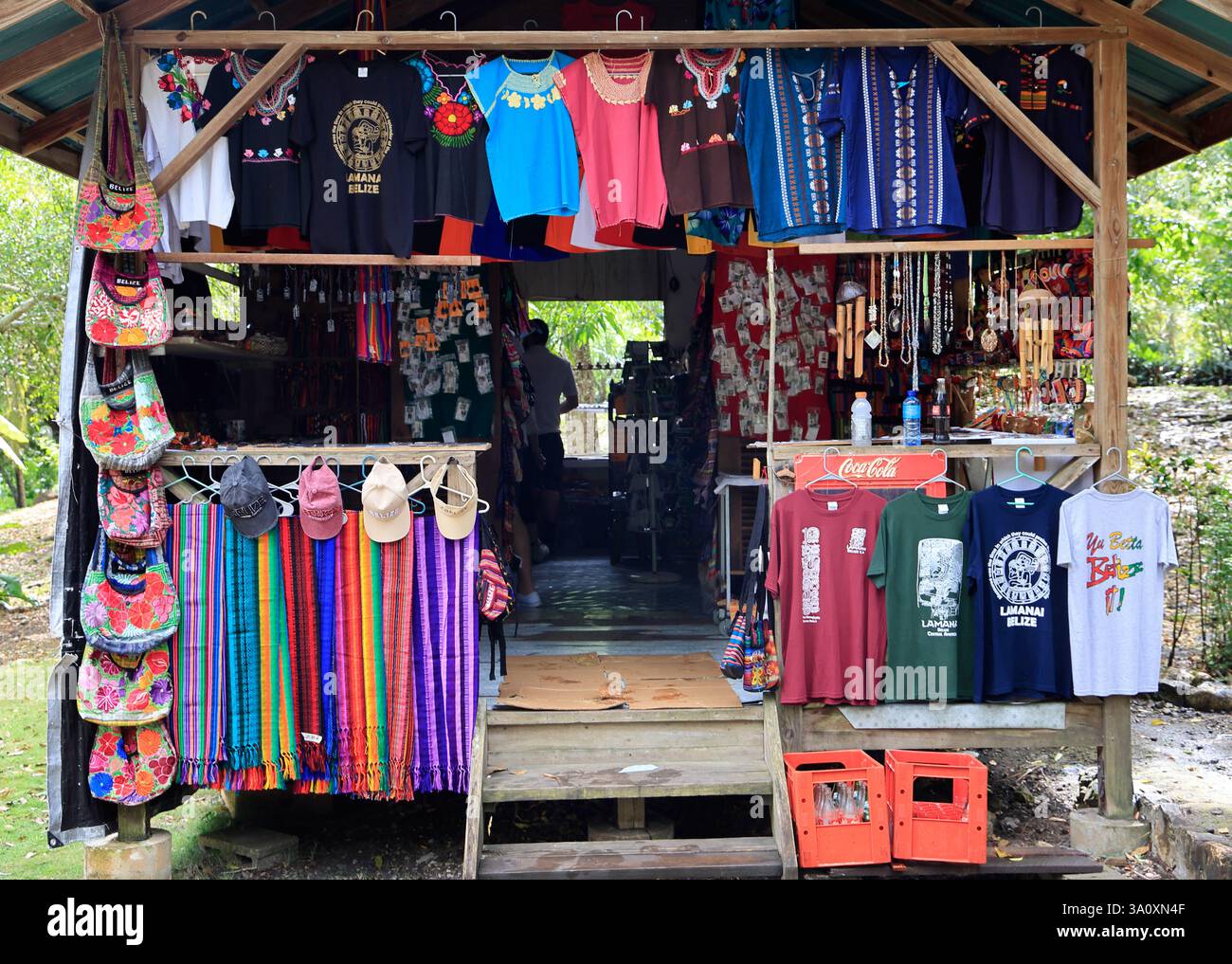 Una bancarella di souvenir all'interno del sito archeologico di Lamanai. Orange Walk District. Belize Foto Stock