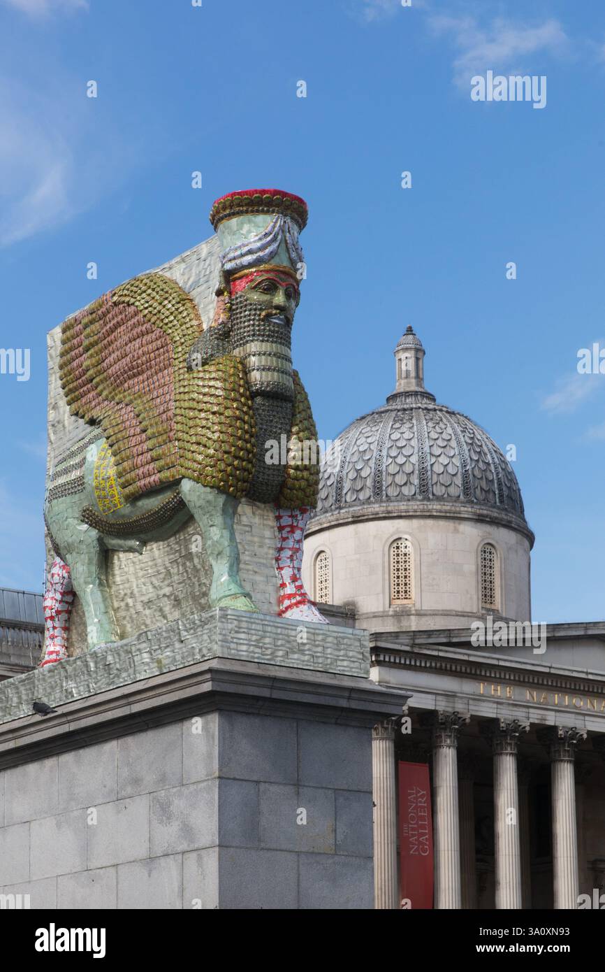 Una scultura a mosaico di un'antica figura persiana, realizzata con materiali riciclati, si trova in Trafalgar Square, Londra, di fronte alla National Gallery. Foto Stock