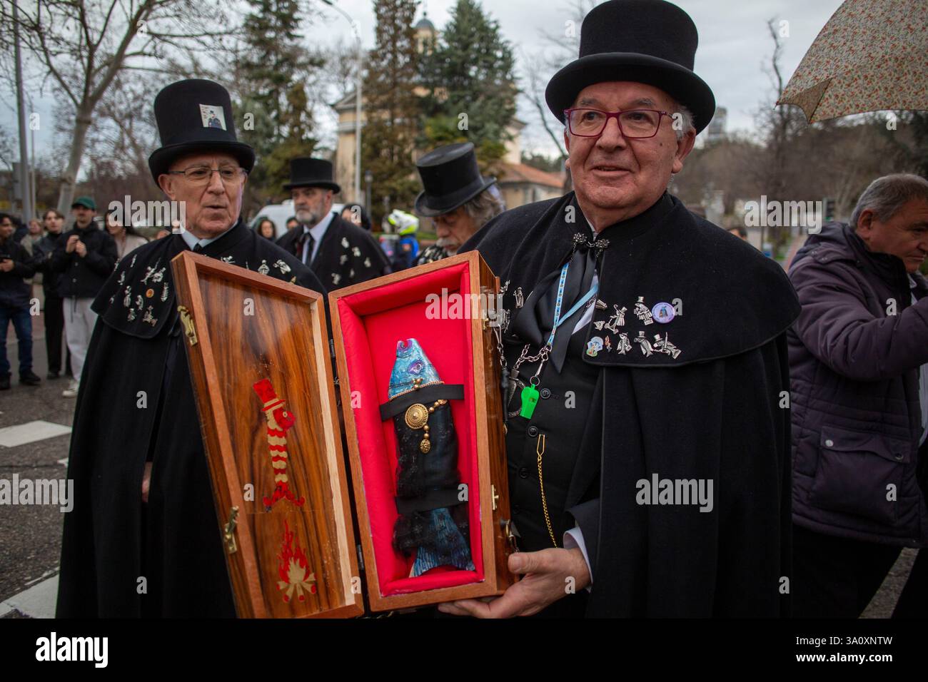 Madrid, Spagna. 5 marzo 2025. Un membro della confraternita mostra la bara aperta e che all'interno rimane la sardina, durante la celebrazione della sepoltura della parata sardina che girava per le strade di Madrid . La sepoltura della festa sarda è una processione funebre che si celebra ogni mercoledì delle ceneri, per salutare la settimana carnevalesca, risalente al XVIII secolo e che segna i quaranta giorni prima dell'arrivo della settimana Santa. Credito: SOPA Images Limited/Alamy Live News Foto Stock