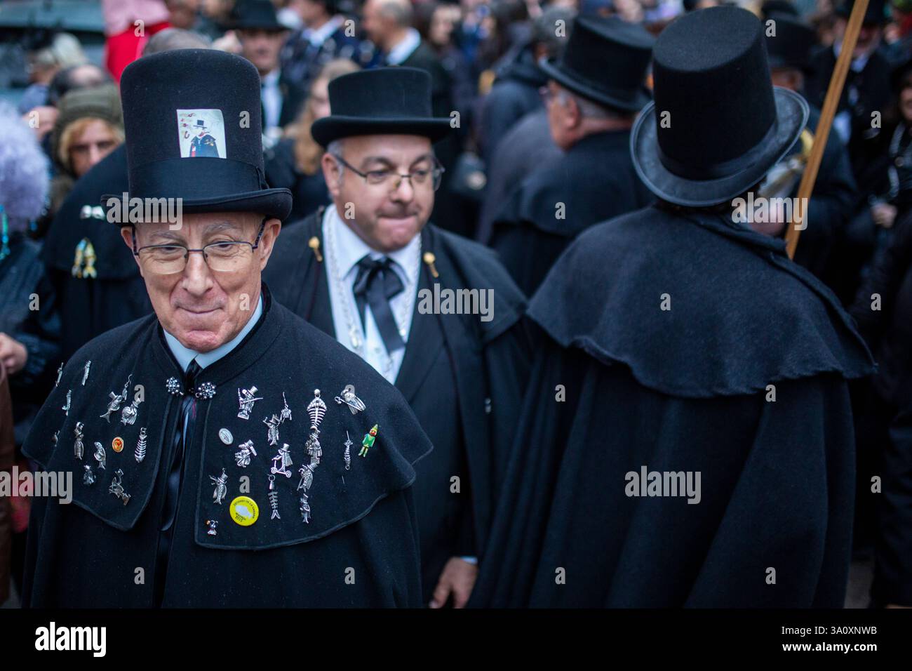 Madrid, Spagna. 5 marzo 2025. Collane allegoriche delle sardine pendono dal collo di uno dei membri della Fratellanza Sardina, durante la celebrazione della sepoltura della sfilata Sardine che girava per le strade di Madrid . La sepoltura della festa sarda è una processione funebre che si celebra ogni mercoledì delle ceneri, per salutare la settimana carnevalesca, risalente al XVIII secolo e che segna i quaranta giorni prima dell'arrivo della settimana Santa. Credito: SOPA Images Limited/Alamy Live News Foto Stock
