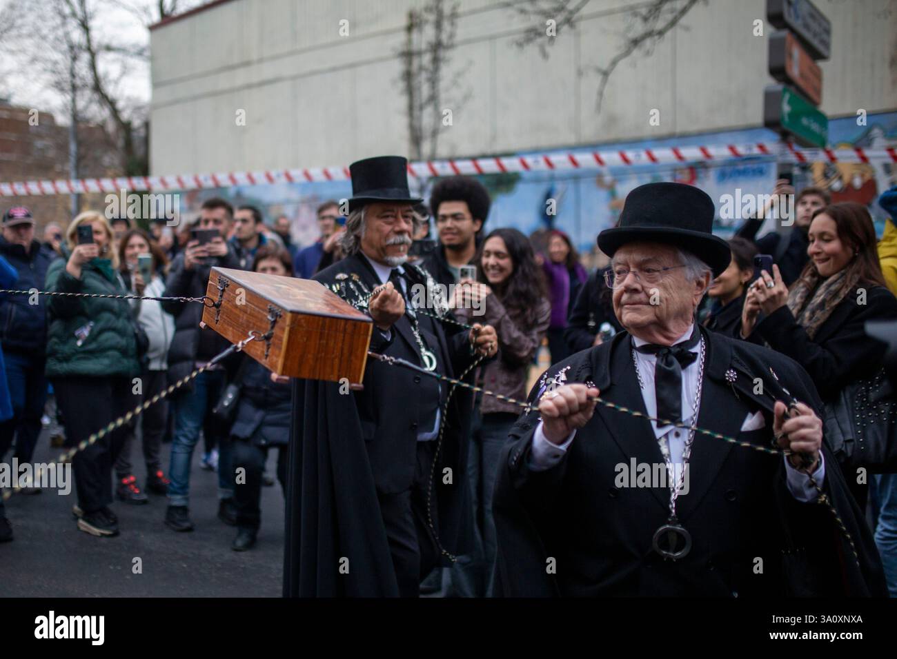 Madrid, Spagna. 5 marzo 2025. I membri della confraternita sardina fanno la bara della danza sardina, durante la celebrazione della sepoltura della parata sardina che girava per le strade di Madrid . La sepoltura della festa sarda è una processione funebre che si celebra ogni mercoledì delle ceneri, per salutare la settimana carnevalesca, risalente al XVIII secolo e che segna i quaranta giorni prima dell'arrivo della settimana Santa. Credito: SOPA Images Limited/Alamy Live News Foto Stock