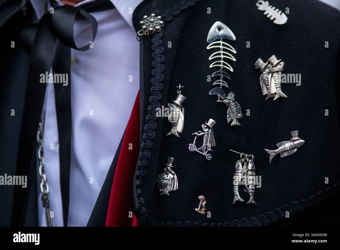 Madrid, Spagna. 5 marzo 2025. Un membro della Fratellanza Sardina indossa medaglie allegoriche alla sardina su uno dei collari del suo capo, durante la celebrazione della sepoltura della parata Sardine che girava per le strade di Madrid . La sepoltura della festa sarda è una processione funebre che si celebra ogni mercoledì delle ceneri, per salutare la settimana carnevalesca, risalente al XVIII secolo e che segna i quaranta giorni prima dell'arrivo della settimana Santa. Credito: SOPA Images Limited/Alamy Live News Foto Stock