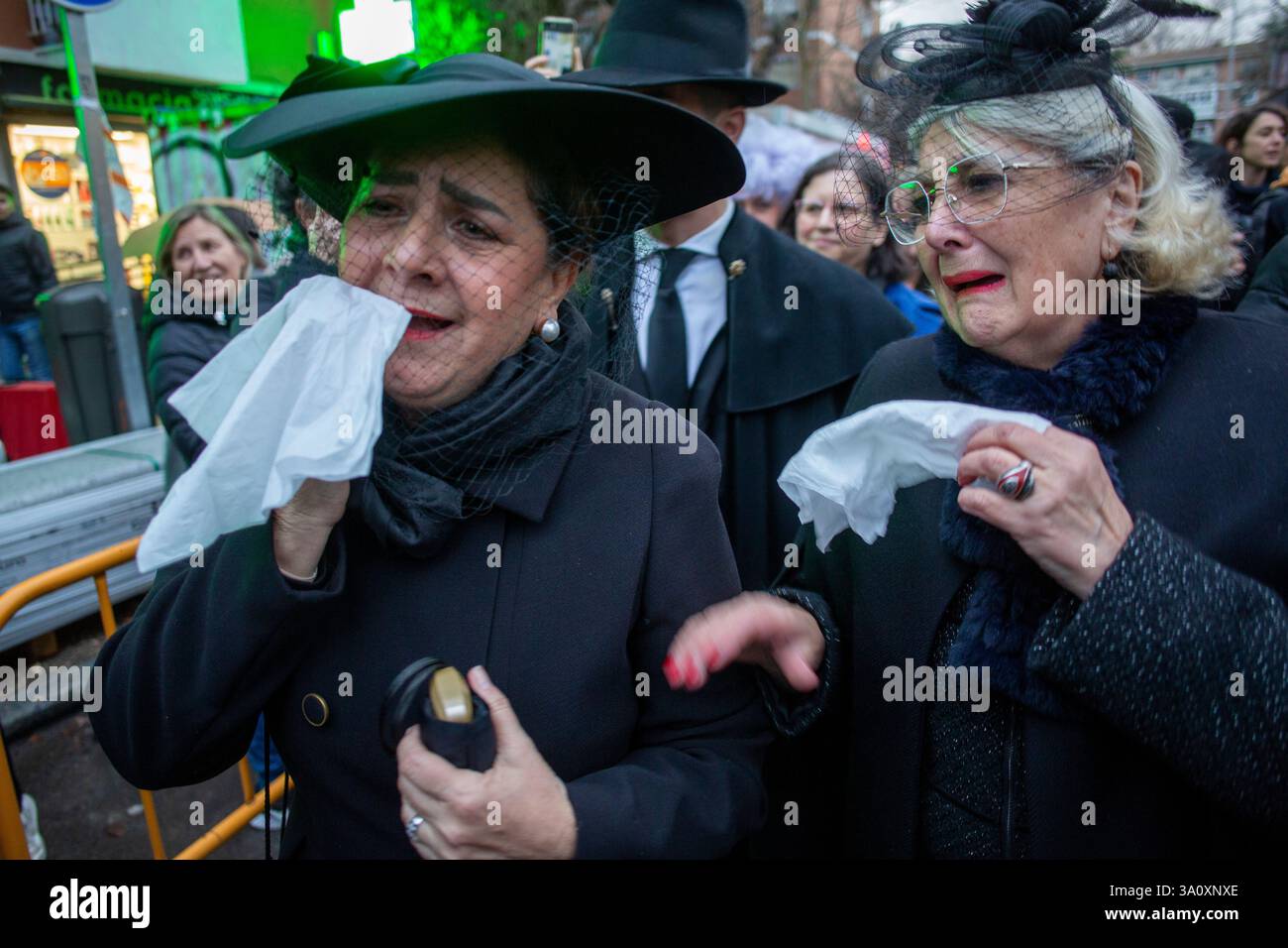 Madrid, Spagna. 5 marzo 2025. Le donne della Confraternita Sardina fingono di piangere accompagnando il funerale, durante la celebrazione della sepoltura della parata Sardine che ha girato le strade di Madrid . La sepoltura della festa sarda è una processione funebre che si celebra ogni mercoledì delle ceneri, per salutare la settimana carnevalesca, risalente al XVIII secolo e che segna i quaranta giorni prima dell'arrivo della settimana Santa. Credito: SOPA Images Limited/Alamy Live News Foto Stock