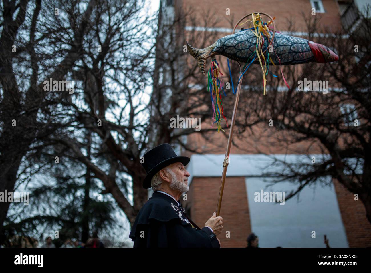 Madrid, Spagna. 5 marzo 2025. Un membro della Fratellanza Sardina tiene in mano uno striscione con una sardina, durante la celebrazione della sepoltura della parata Sardine che ha girato le strade di Madrid . La sepoltura della festa sarda è una processione funebre che si celebra ogni mercoledì delle ceneri, per salutare la settimana carnevalesca, risalente al XVIII secolo e che segna i quaranta giorni prima dell'arrivo della settimana Santa. Credito: SOPA Images Limited/Alamy Live News Foto Stock