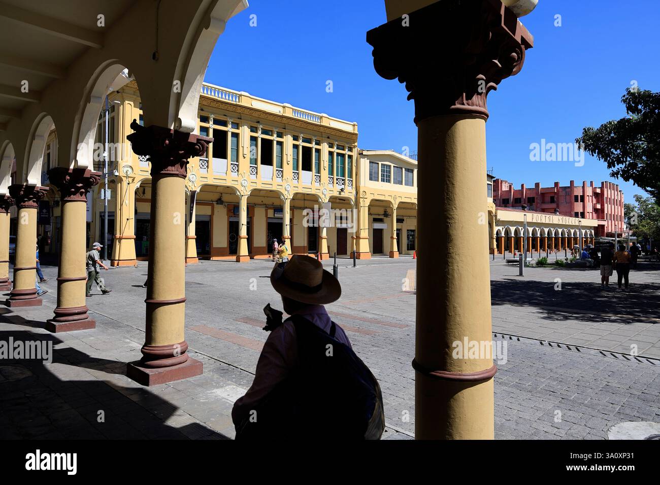 Edificio in stile coloniale con passaggio ad arco circondato da Plaza Libertad (Piazza della libertà) nel centro storico di San Salvador. El Salvador Foto Stock
