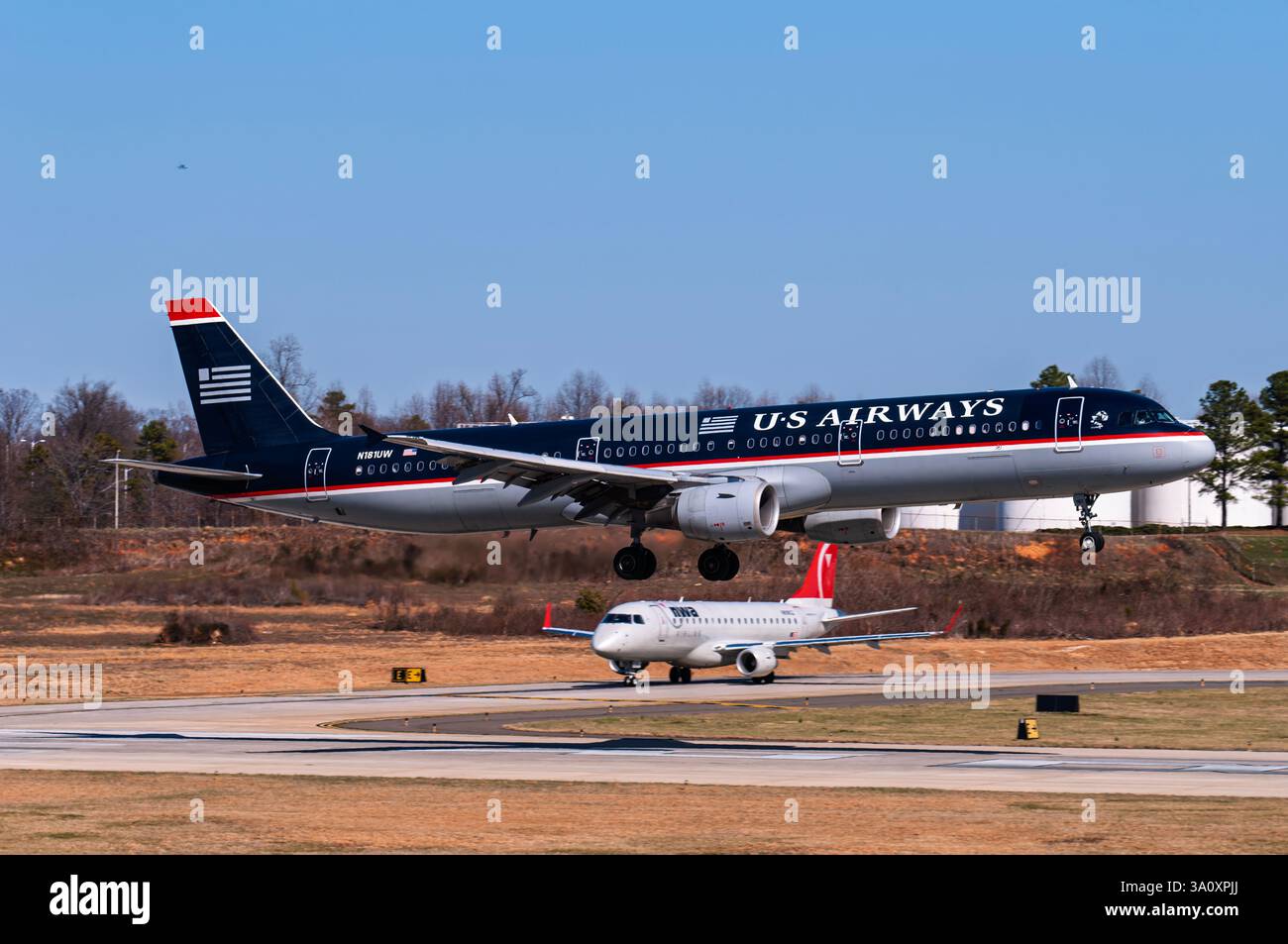 Aeroporto Int. Douglas di Charlotte 3-1-2008 Charlotte, NC USA US Airways Airbus A321 N181UW arrivo all'Aeroporto Internazionale Douglas di Charlotte Foto Stock