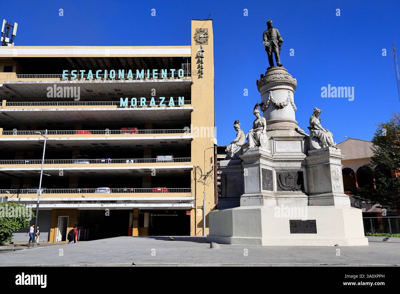 La statua monumentale di Francisco Morazan in Plaza Morazan nel centro storico di San Salvador. El Salvador Foto Stock