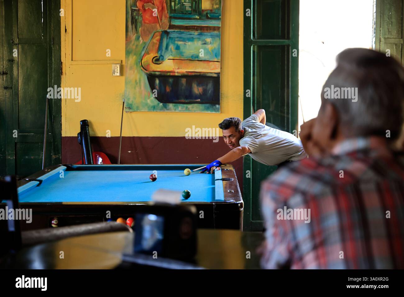 Persone che giocano a biliardo nel Club la Dalia, uno storico club di biliardo dagli anni '1900 situato nel centro storico di San Salvador. El Salvador Foto Stock