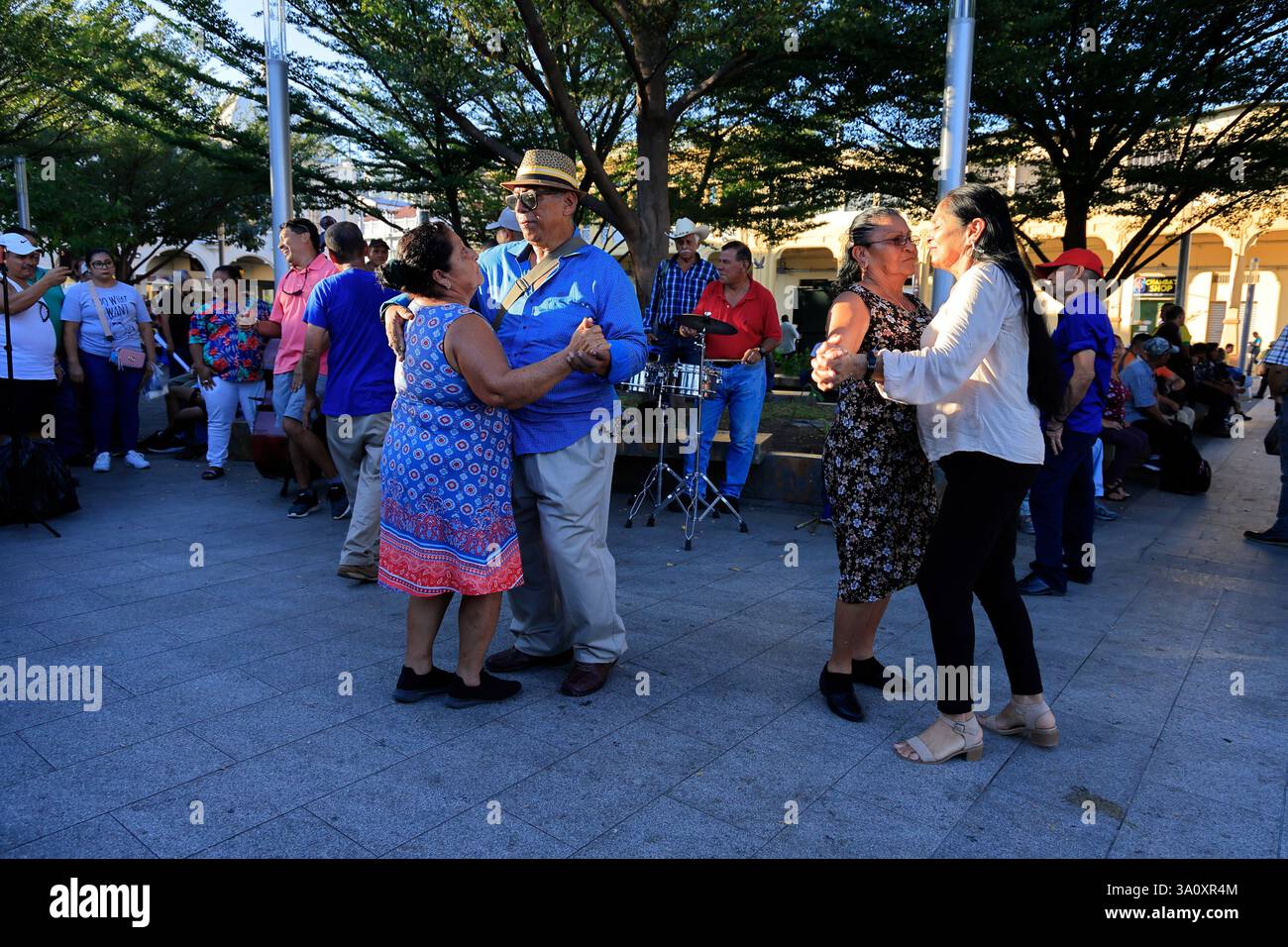 La gente del posto danzerà nel pomeriggio in piazza Libertad nel centro storico di San Salvador. El Salvador Foto Stock
