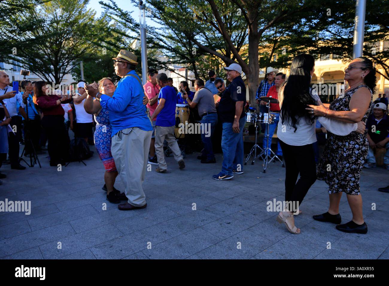 La gente del posto danzerà nel pomeriggio in piazza Libertad nel centro storico di San Salvador. El Salvador Foto Stock