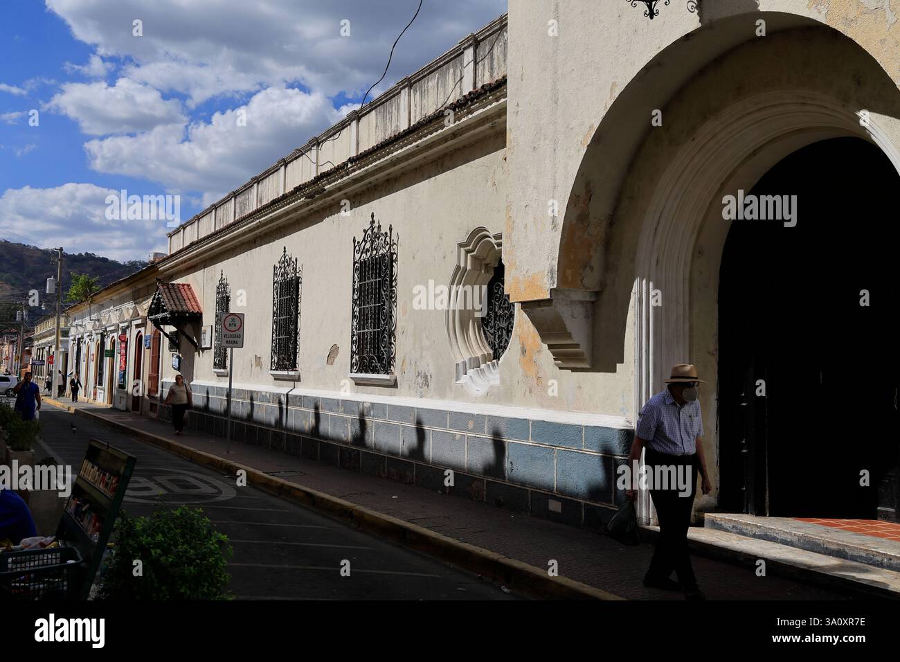 Casa in stile coloniale allineata lungo la strada di Santa Ana. El Salvador Foto Stock