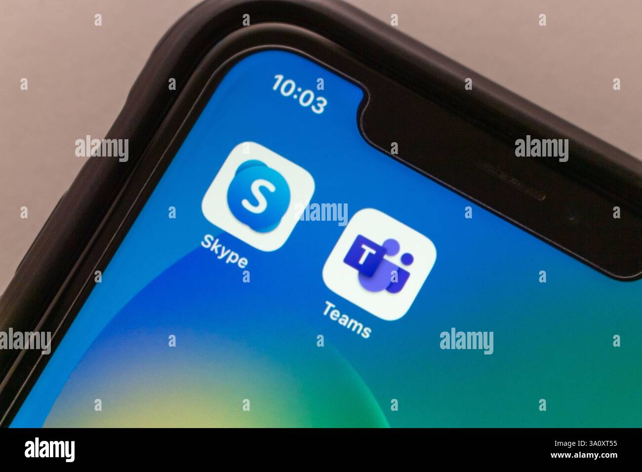 Città del Messico, MESSICO - 5 marzo 2025 : le icone di Skype e Microsoft Teams vengono visualizzate su un iPhone, a simboleggiare il declino di Skype mentre Teams assume il comando. Foto Stock