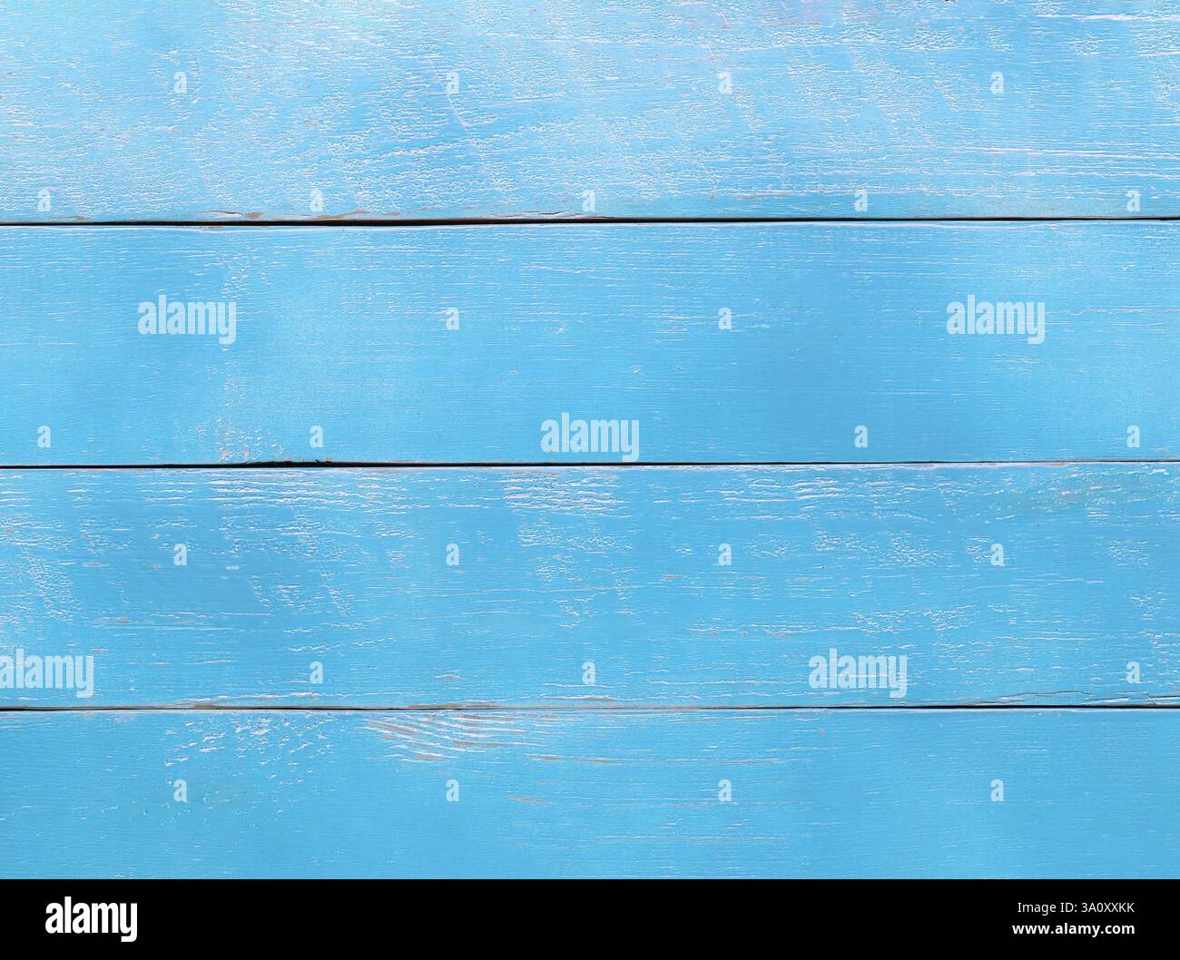 Le tavole di legno blu vibranti creano uno sfondo liscio e invitante, perfetto per progetti artistici, design di arredamento per la casa o qualsiasi esigenza visiva creativa. Foto Stock