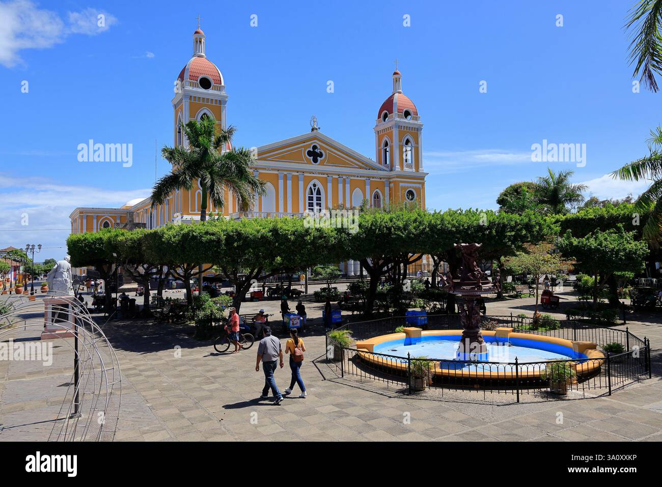 Cattedrale di nostra Signora dell'assunzione, detta anche Cattedrale di Granada con Parque Central (Parco centrale) nel centro storico di Granada. Nicaragua Foto Stock