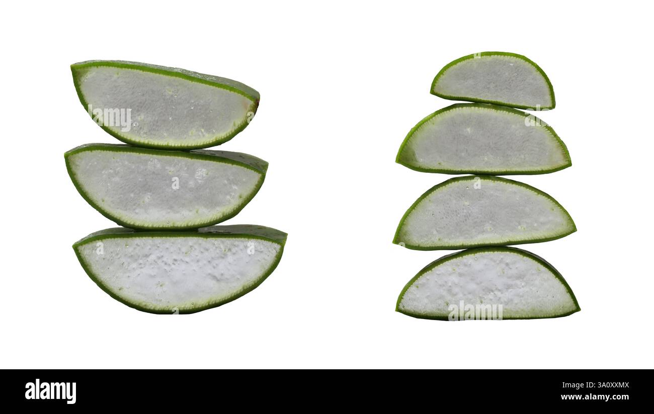 Le vivaci fette di aloe vera impilate elegantemente mostrano la bellezza e la consistenza naturali della pianta e hanno percorsi di ritaglio. ideale per promuovere la salute. Foto Stock