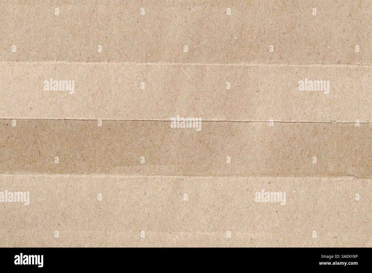 Questo sfondo in carta testurizzata presenta un tono neutro, perfetto per vari progetti di design. Le sue linee sottili e i colori caldi aggiungono profondità e calore. Foto Stock
