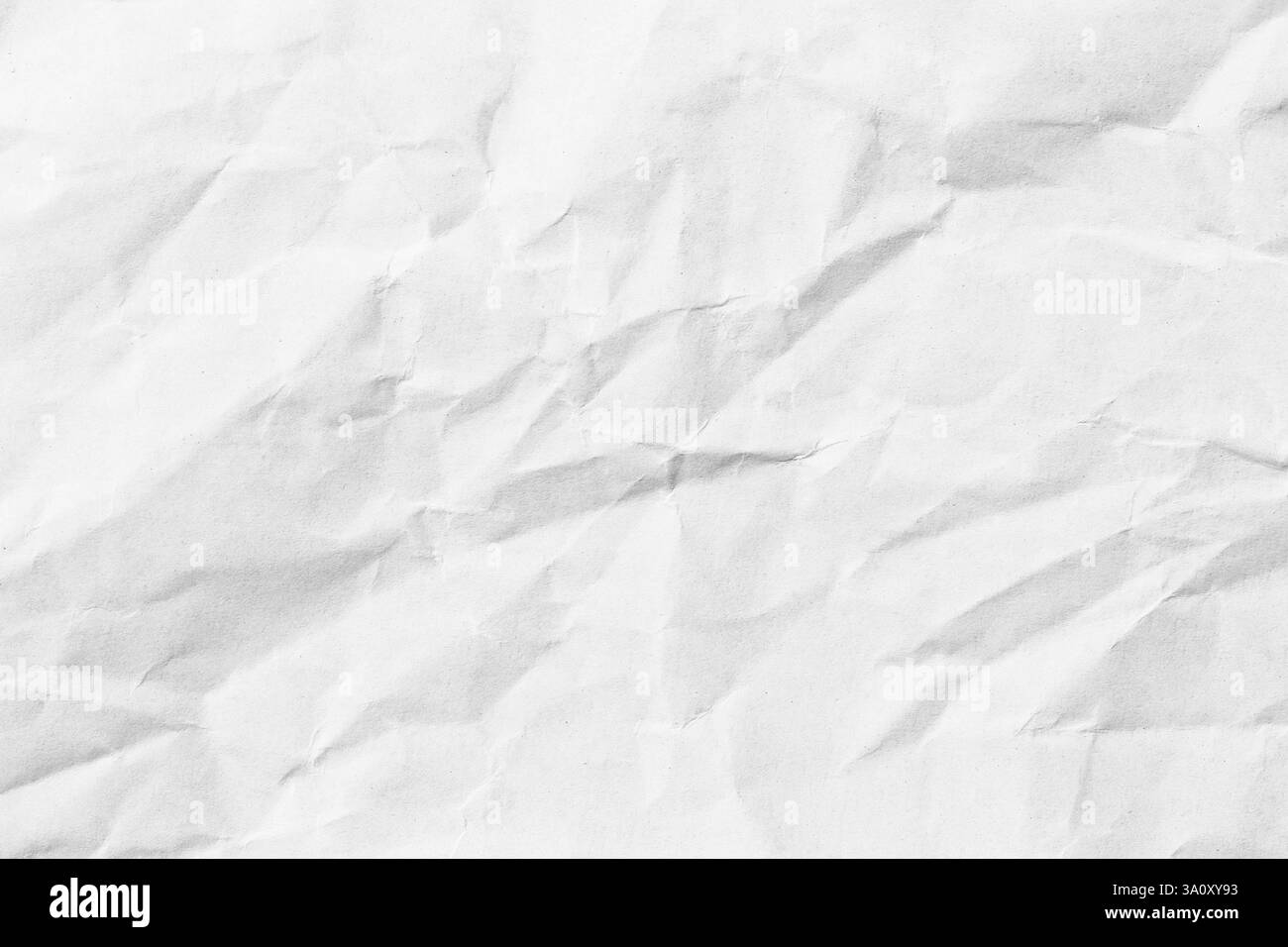 Primo piano di una superficie di carta bianca deformata, con pieghe e pieghe naturali. Ideale per sfondi, progetti di design e temi astratti. Foto Stock