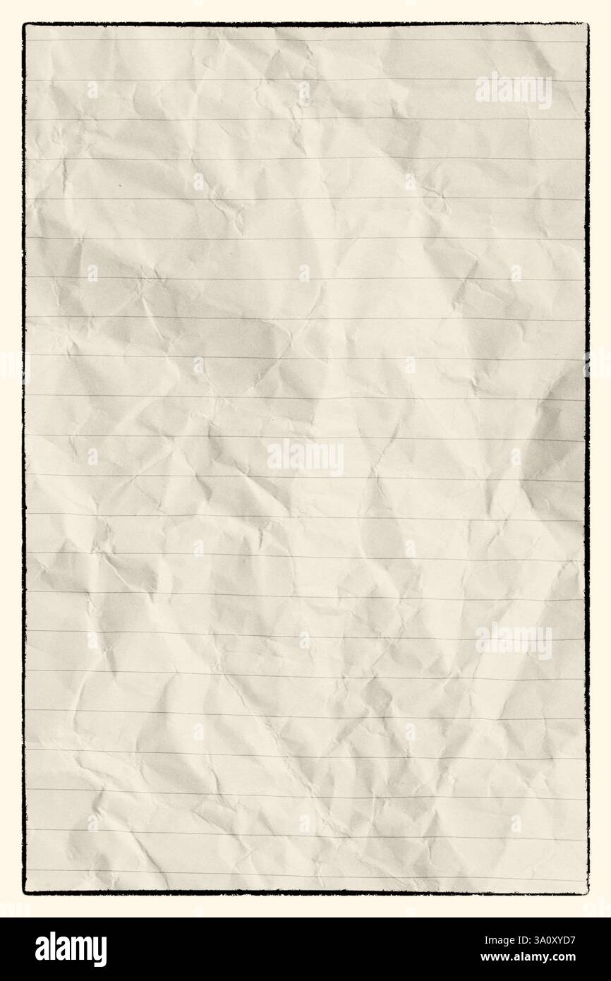 Carta arricciata in luce soffusa, perfetta per sfondi o progetti creativi. Ideale per design, arte o articoli di cancelleria. Foto Stock