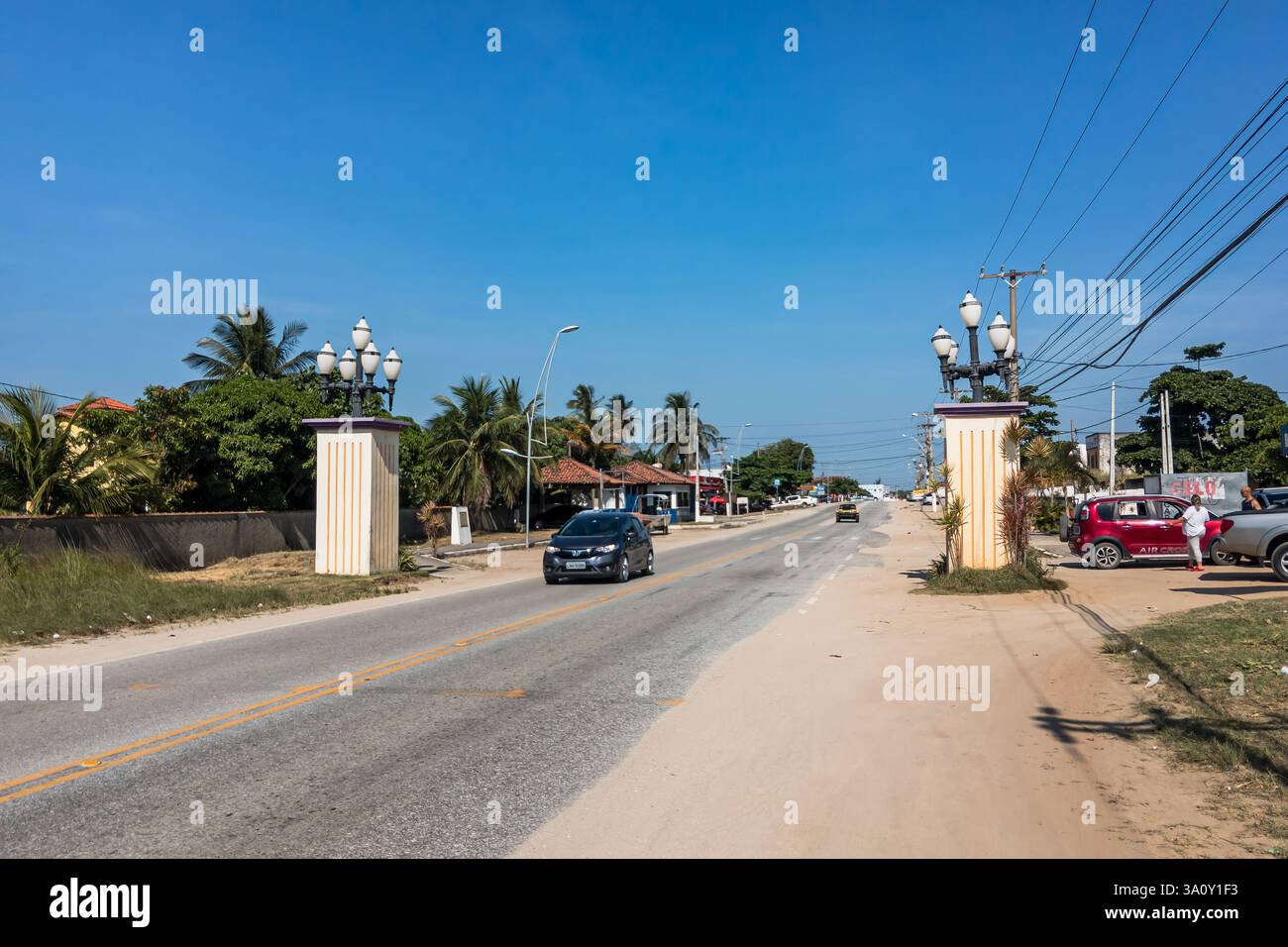 L'ingresso al cancello est della città di Araruama si trova sulla strada Estrada de Praia Seca (RJ-102) sotto un cielo azzurro e soleggiato, caldo e luminoso d'estate, nel pomeriggio. Foto Stock