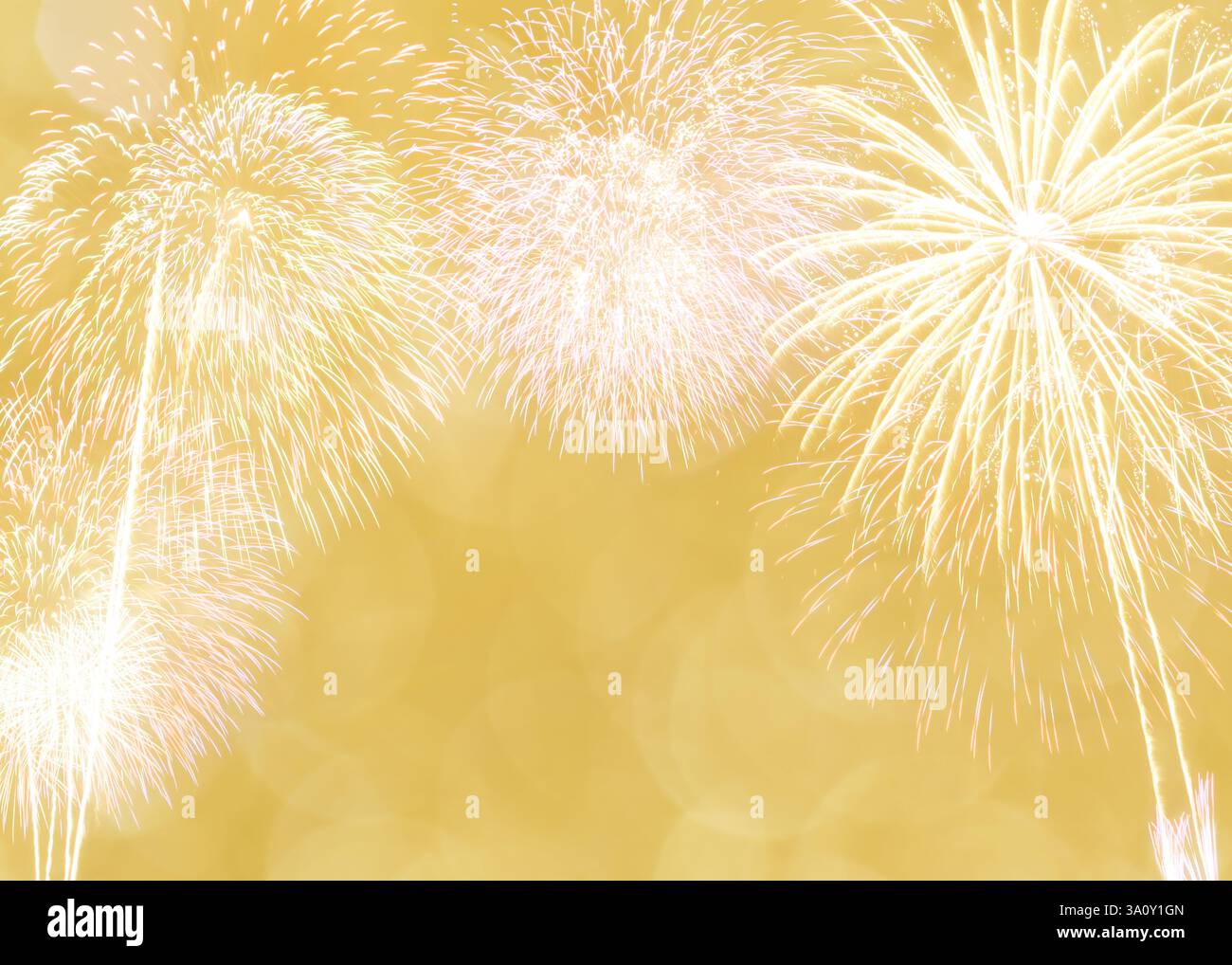 Vivi la magia di un vivace spettacolo di fuochi d'artificio sullo sfondo dorato, perfetto per catturare la gioia delle celebrazioni e dell'occa speciale Foto Stock