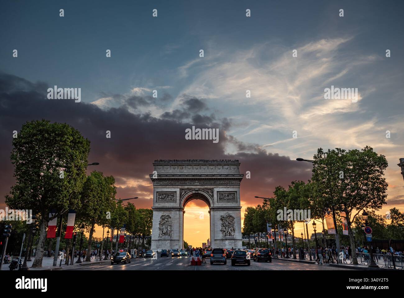 Tramonto Glow dietro l'Arco di Trionfo sugli Champs-Élysées - Parigi, Francia Foto Stock