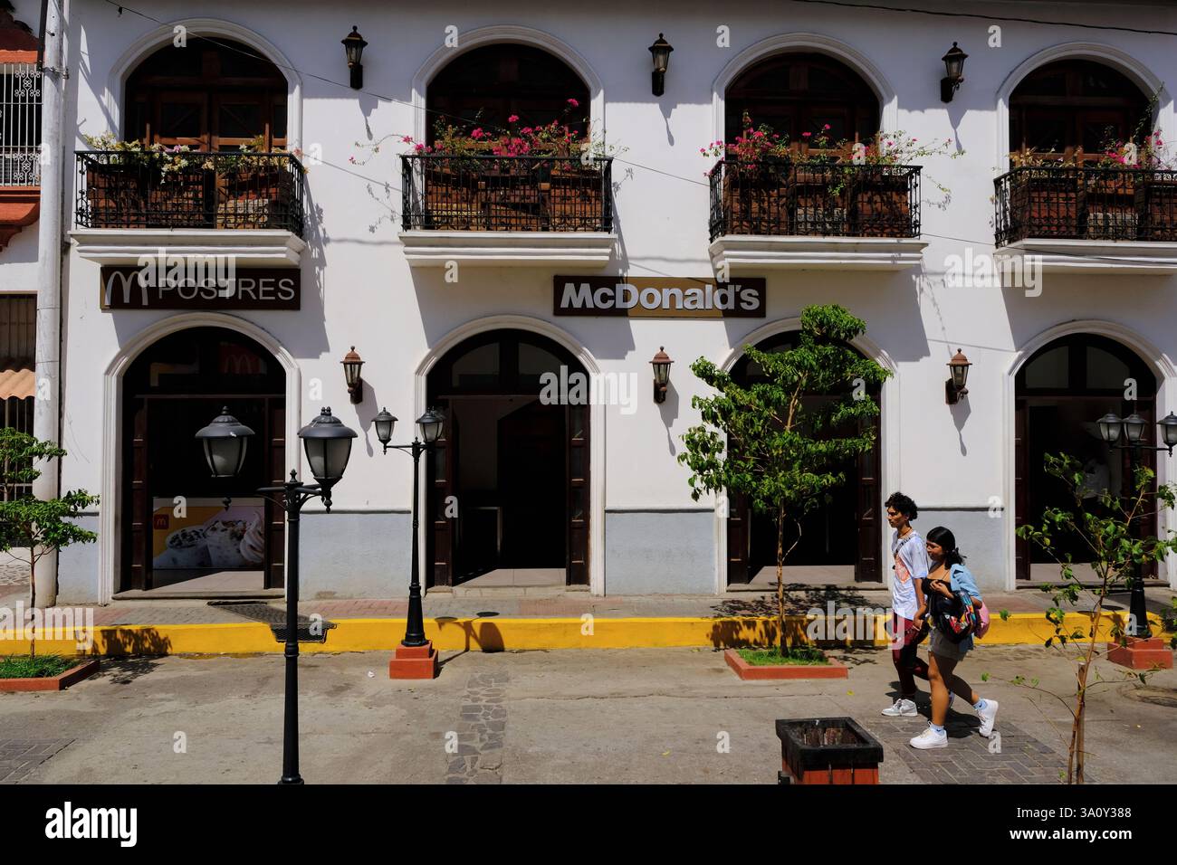 Un fast food McDonald's situato all'interno di un edificio coloniale spagnolo a Leon, Nicaragua Foto Stock