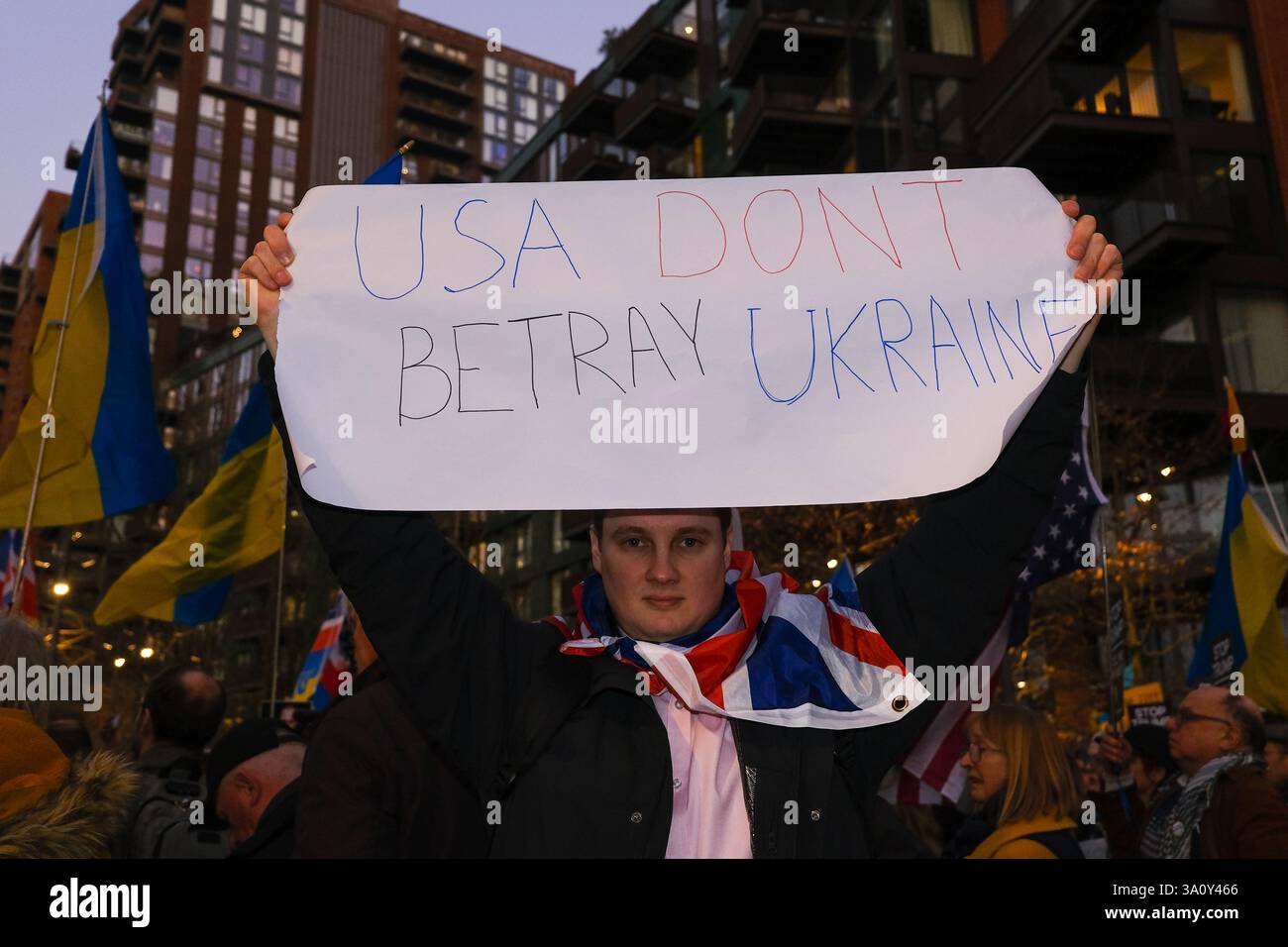 Londra, Regno Unito. 5 marzo 2025. I sostenitori ucraini protestarono al di fuori dell'ambasciata degli Stati Uniti a Nine Elms, a seguito del disastroso incontro della Casa Bianca tra Zelenskyy e Trump, portando gli Stati Uniti a tagliare gli aiuti militari all'Ucraina. Credito: Fotografia dell'undicesima ora/Alamy Live News Foto Stock