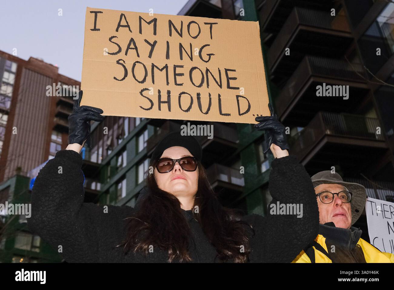 Londra, Regno Unito. 5 marzo 2025. I sostenitori ucraini protestarono al di fuori dell'ambasciata degli Stati Uniti a Nine Elms, a seguito del disastroso incontro della Casa Bianca tra Zelenskyy e Trump, portando gli Stati Uniti a tagliare gli aiuti militari all'Ucraina. Credito: Fotografia dell'undicesima ora/Alamy Live News Foto Stock