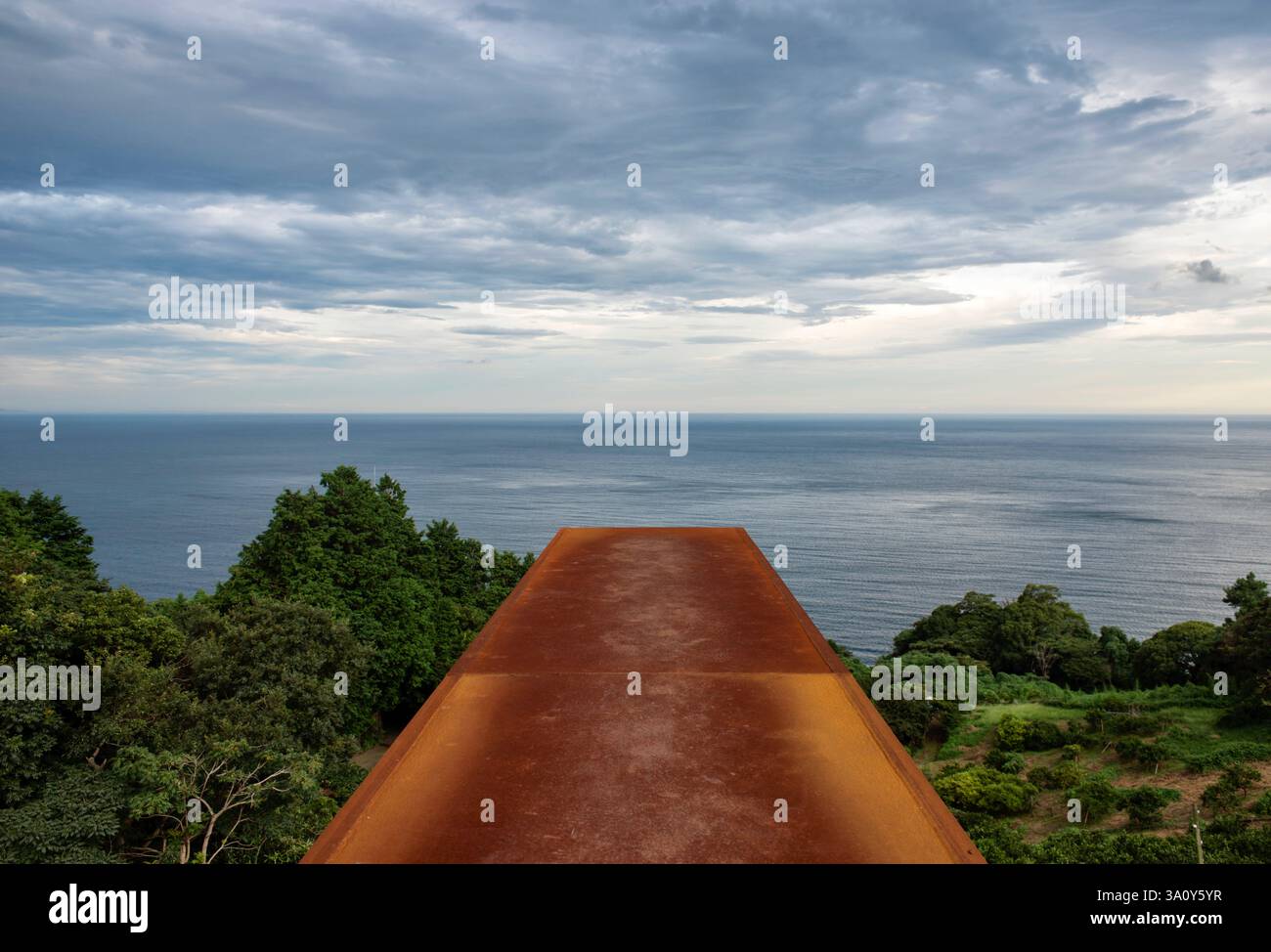 Le foto mostrano una camera di 70 metri realizzata in acciaio corten che corre accanto al teatro all'aperto dell'Osservatorio Enoura di Odawara, in Giappone Foto Stock