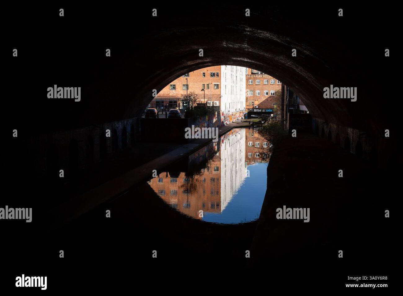 Canale visto attraverso un ponte, Birmingham, Regno Unito. 2025 Foto Stock