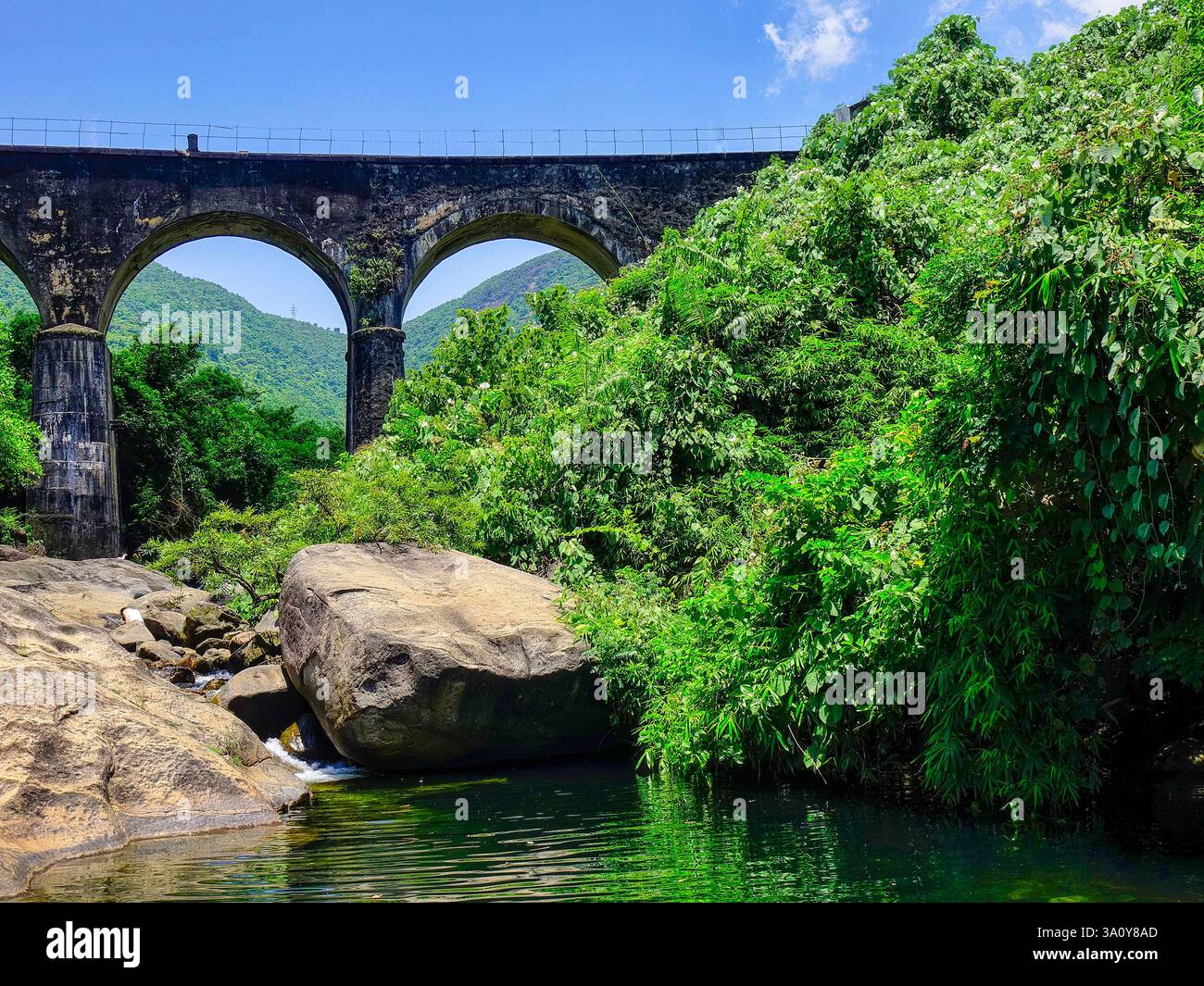 Ponte ferroviario Don CA sul passo di hai Van, che collega la città di da Nang con la città di Hue. Foto Stock