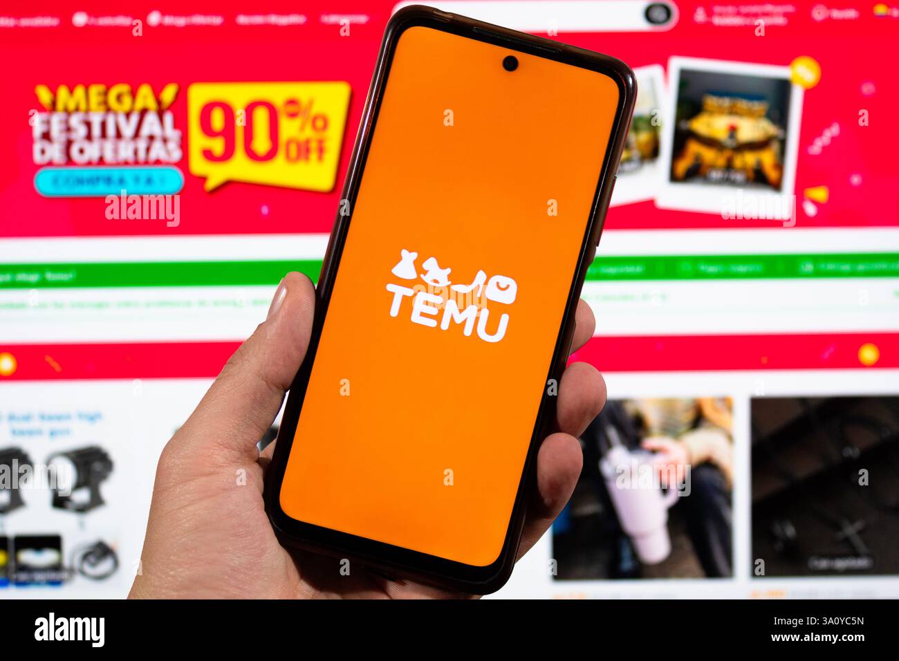 BOGOTA, COLOMBIA - 05 MARZO 2025 uno smartphone con logo temu e interfaccia temu sfocata sullo sfondo Foto Stock