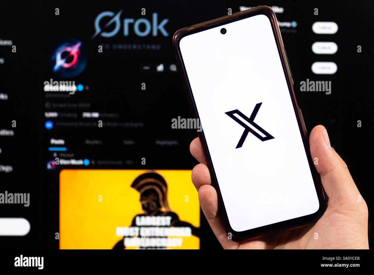 BOGOTÀ, COLOMBIA - 05 MARZO 2025 uno smartphone con logo dei social media x e interfaccia twitter sfocata sullo sfondo Foto Stock