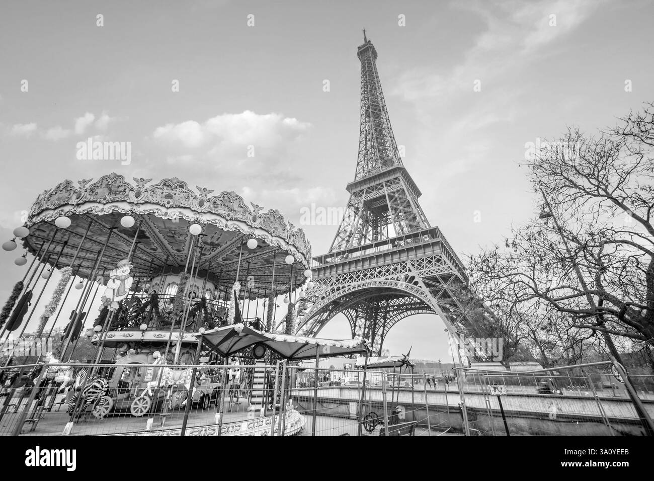 Torre Eiffel di Parigi e giostra a Parigi, Francia in bianco e nero Foto Stock