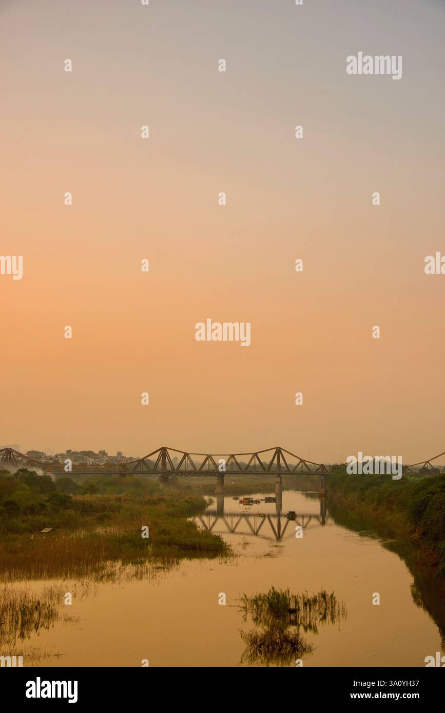 La foto mostra una sezione del ponte Long Bien al crepuscolo ad Hanoi, Vietnam, il 2 novembre 2017. Foto Stock