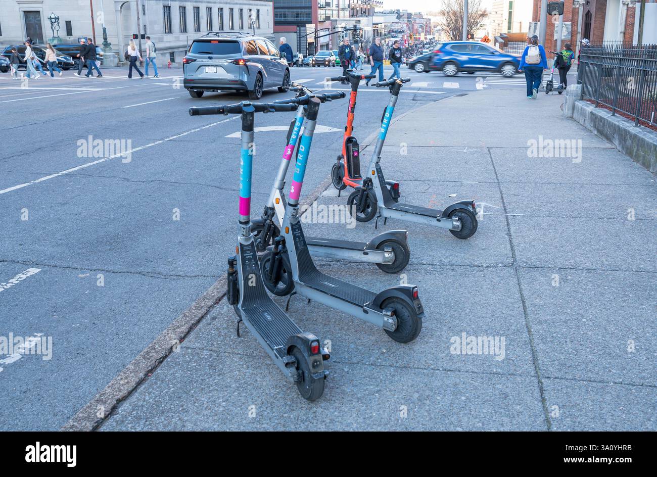 Cinque diversi scooter noleggiabili nel centro di Nashville, Tennessee, Stati Uniti Foto Stock
