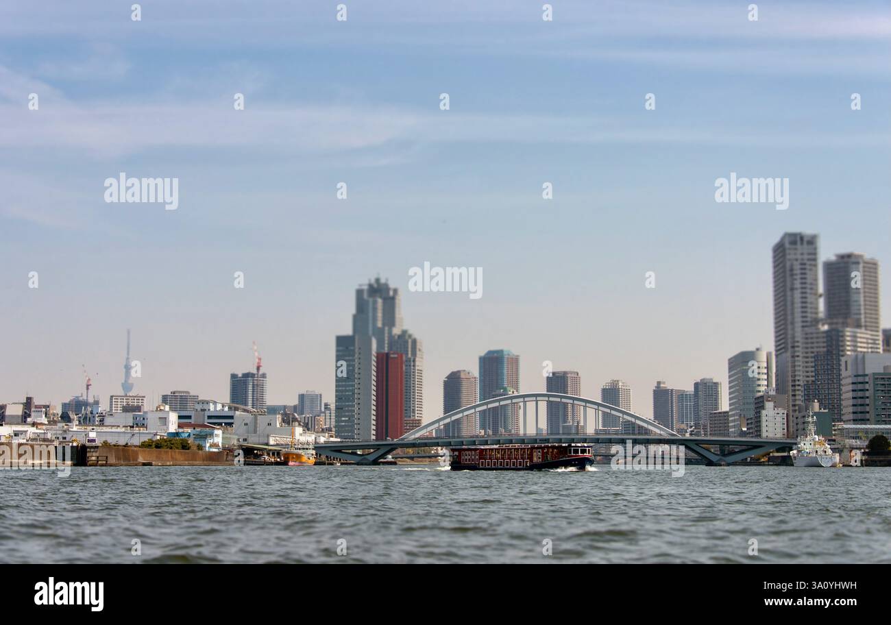 Una barca da diporto attraversa una sezione del distretto di Chuo, Tokyo, Giappone, il 5 aprile 2017. FOTO ROB GILHOOLY Foto Stock