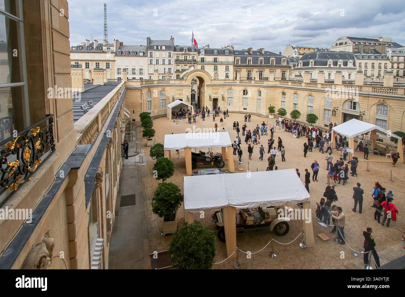 Cortile d'onore del Palazzo dell'Élysée alias Hôtel d'Evreux, la residenza ufficiale del Presidente della Repubblica francese a Parigi, Francia Foto Stock