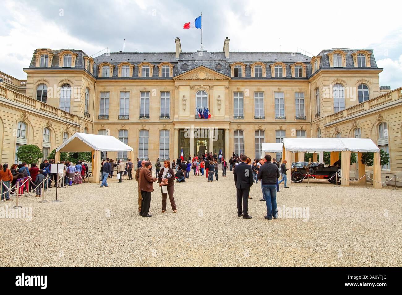 Facciata principale del Palazzo dell'Élysée alias Hôtel d'Evreux, la residenza ufficiale del Presidente della Repubblica francese, vista dal suo cortile di Hon Foto Stock