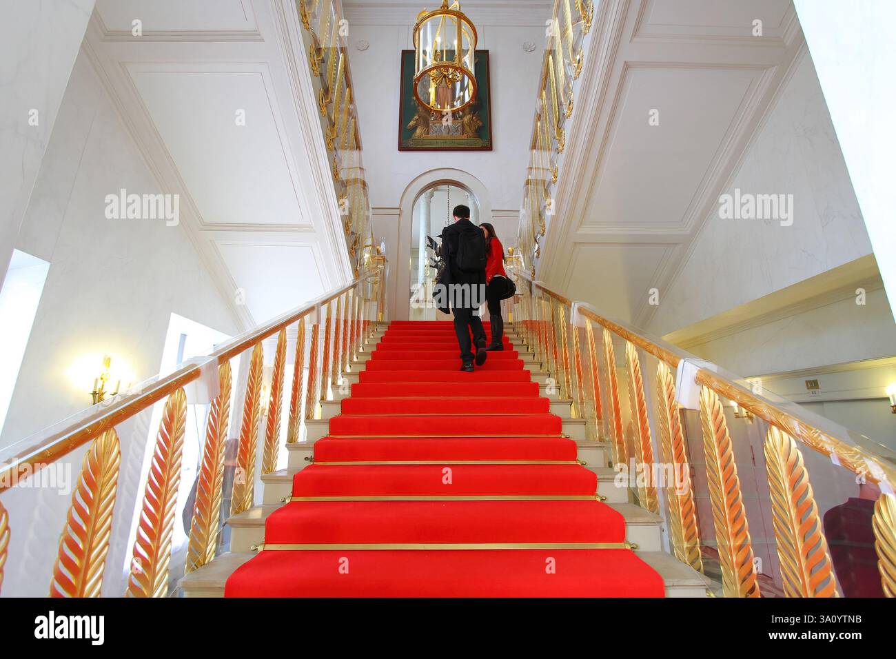 Grande scalinata (escalier Murat) del Palazzo dell'Élysée alias Hôtel d'Evreux, la residenza ufficiale del Presidente della Repubblica francese a Parigi, fra Foto Stock