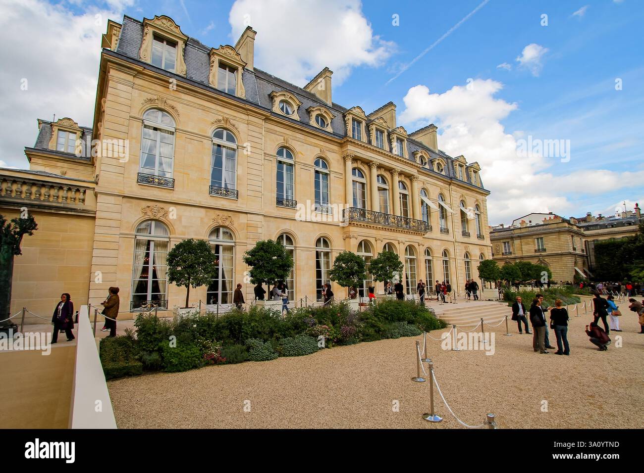Facciata meridionale del Palazzo dell'Élysée alias Hôtel d'Evreux, la residenza ufficiale del Presidente della Repubblica francese a Parigi Foto Stock