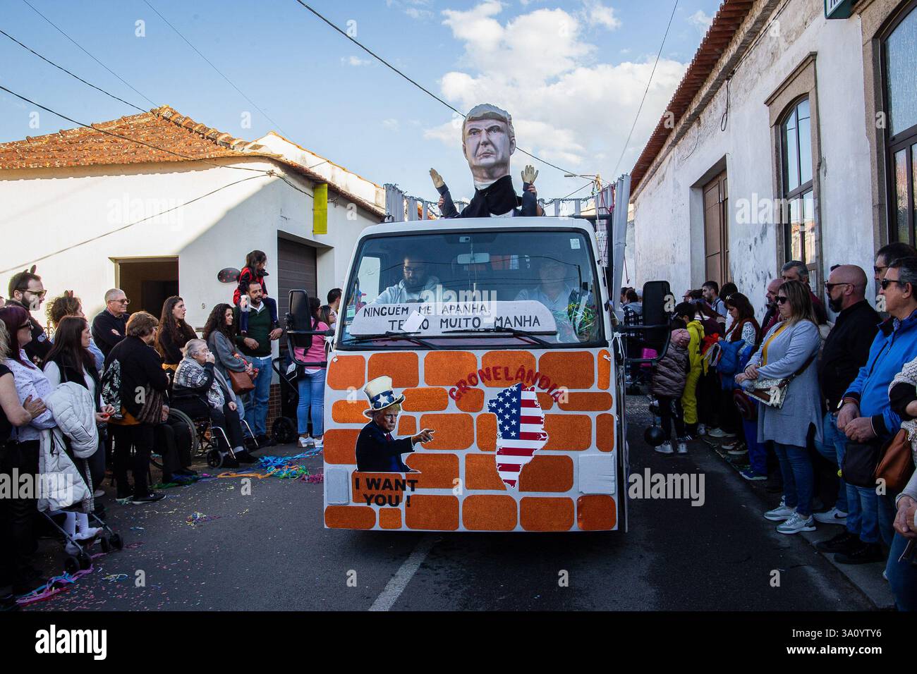 Aveiro, Portogallo. 4 marzo 2025. Un galleggiante con uno slogan politico sul presidente degli Stati Uniti Donald Trump che vuole portare la Groenlandia al carnevale di Ilhavo. Oltre ai Cardadores, il Carnevale vale vale vale de Ílhavo è composto da persone di tutte le età, dai bambini agli anziani, organizzati in associazioni, con la partecipazione di molti visitatori che assistono alla sfilata o si uniscono alle danze popolari. Questa sfilata, fedele alle tradizioni portoghesi e alle radici locali, conserva la pratica della satira e della critica sociale. Credito: SOPA Images Limited/Alamy Live News Foto Stock