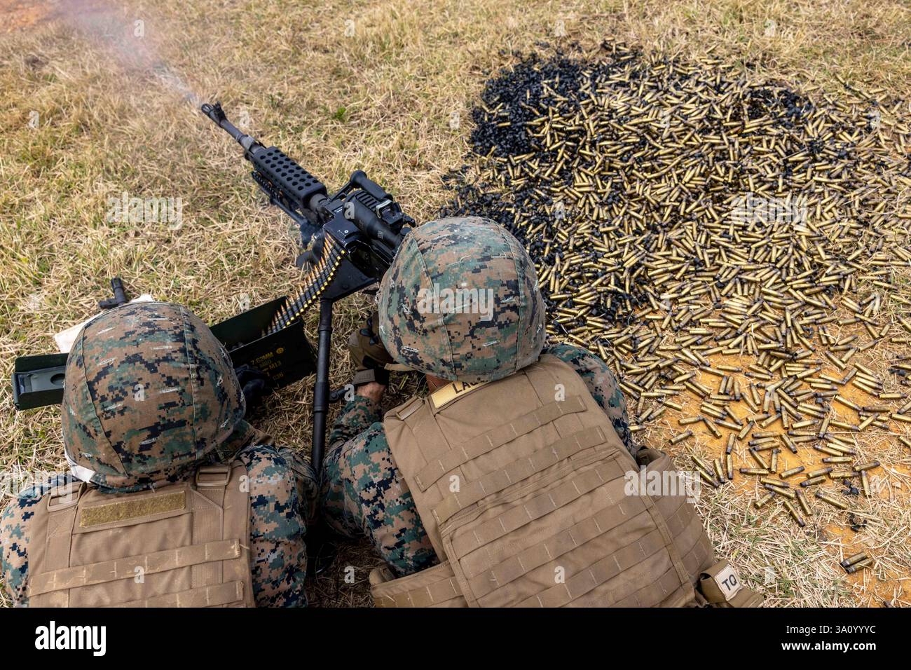 Camp Hansen, Okinawa, Giappone. 26 febbraio 2025. U.S. Marines con 5th Air Naval Gunfire Liaison Company, III Marine Expeditionary Force Information Group, sparano una mitragliatrice M240B durante un raggio medio di fuoco vivo su Camp Hansen. La gamma di mitragliatrici M240B ha permesso ai Marines di mantenere la loro competenza nell'uso di armi servite dall'equipaggio (Credit Image: © Michael Taggart/U.S. Marines/ZUMA Press Wire) SOLO PER USO EDITORIALE! Non per USO commerciale! Foto Stock