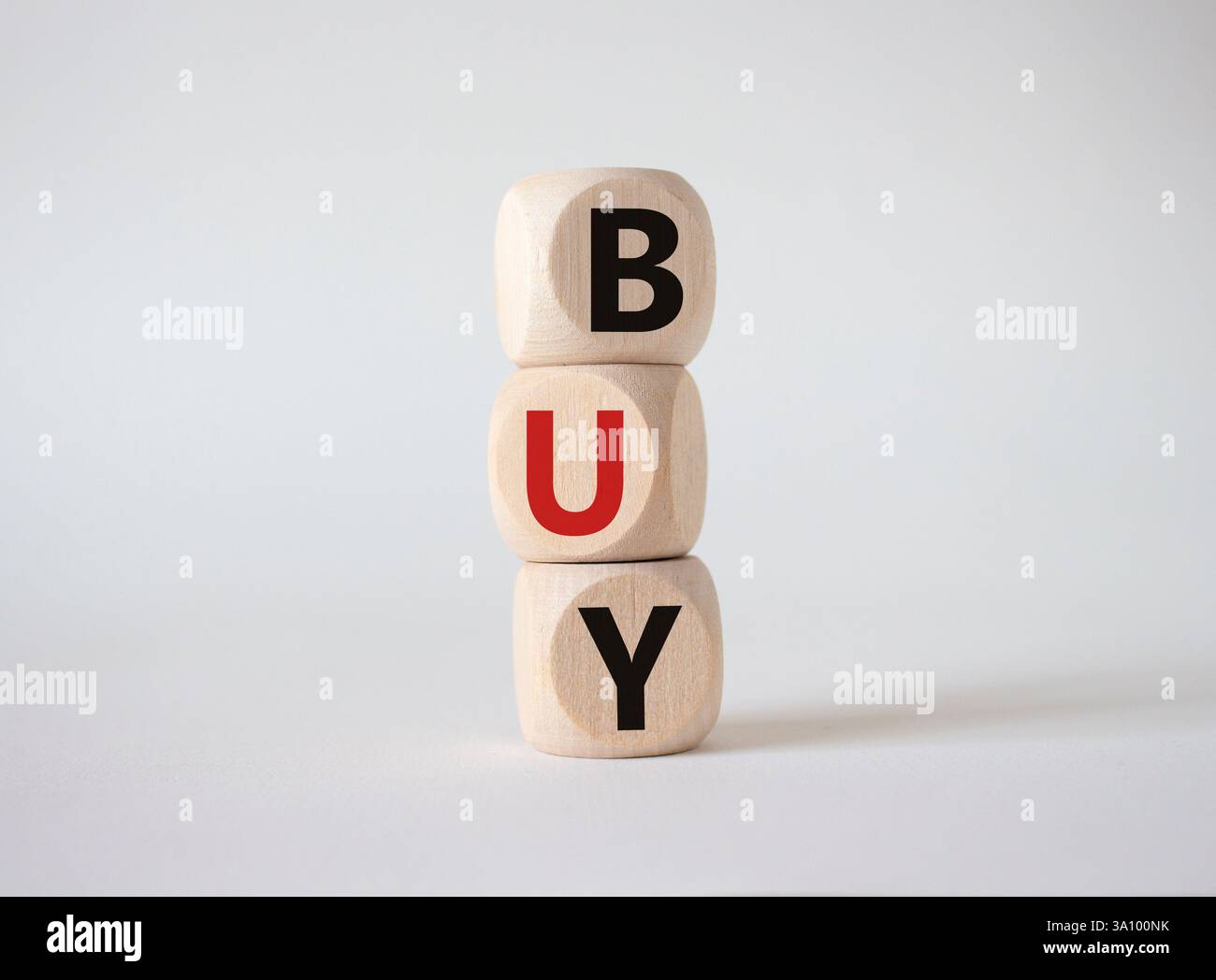 ACQUISTA Symbol. Concept Word BUY su blocchi di legno. Splendido sfondo bianco. Concetto di business e ACQUISTO. Copia spazio Foto Stock