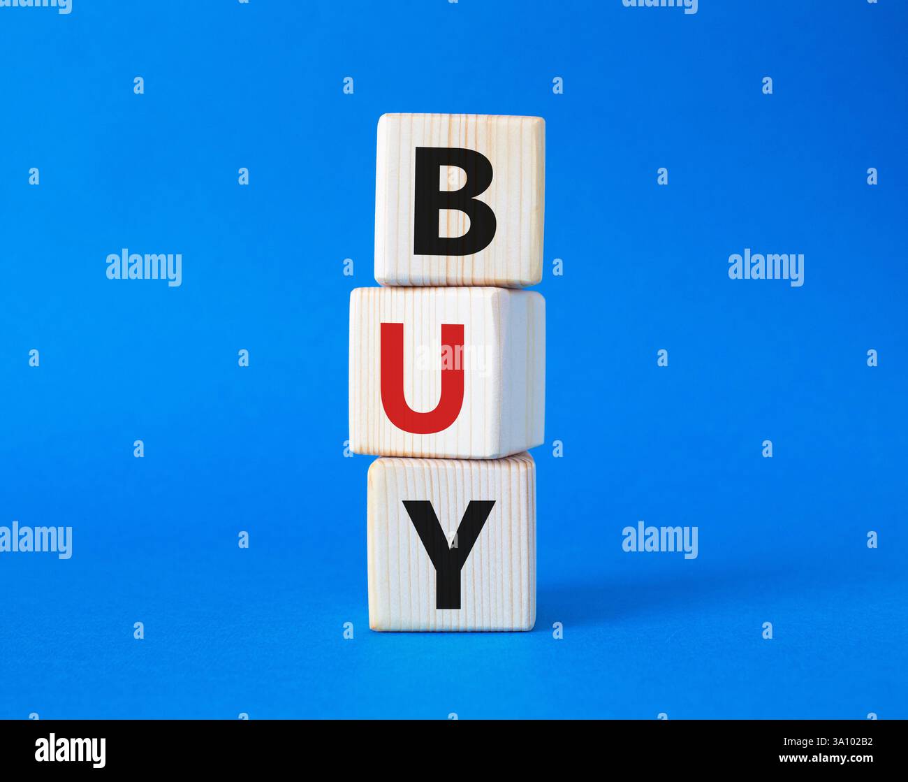 BPM - simbolo di Business Process Management. Cubi di legno con parole BPM. Bellissimo sfondo blu. Business e BPM. Copia spazio. Foto Stock
