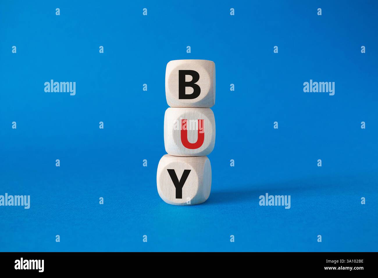 ACQUISTA Symbol. Concept Word BUY su blocchi di legno. Bellissimo sfondo blu. Concetto di business e ACQUISTO. Copia spazio Foto Stock