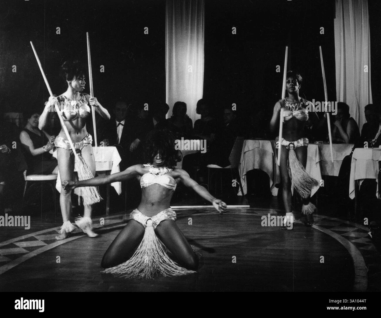 Ballerini neri che eseguono una danza tribale, anni '1950 Foto Stock