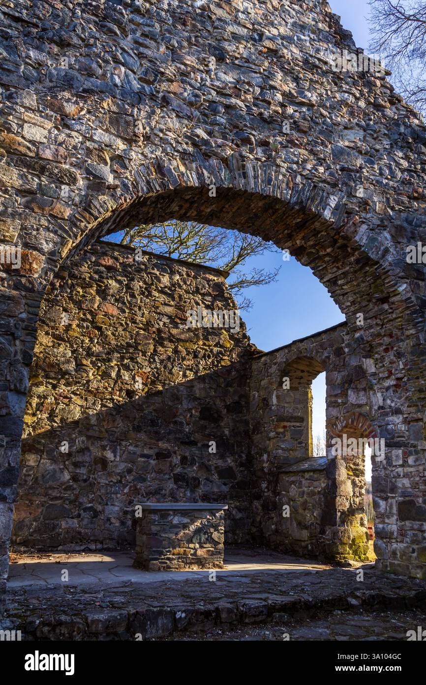 Gli echi del passato persistono all'interno delle mura intemprate di Ness Kirkeruiner. Il tempo si ferma, sussurrando storie attraverso la pietra e la luce Foto Stock