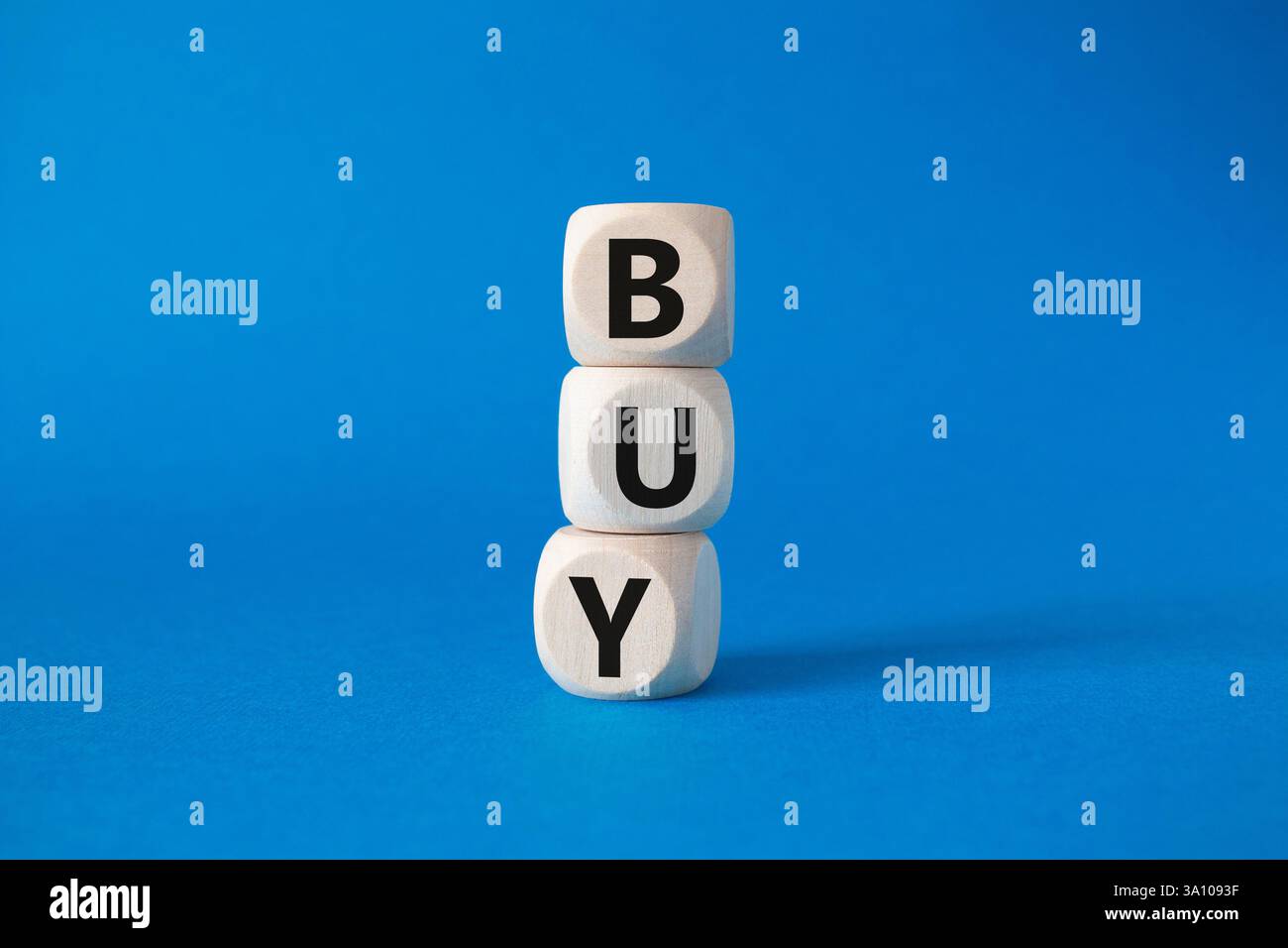 ACQUISTA Symbol. Concept Word BUY su blocchi di legno. Bellissimo sfondo blu. Concetto di business e ACQUISTO. Copia spazio Foto Stock