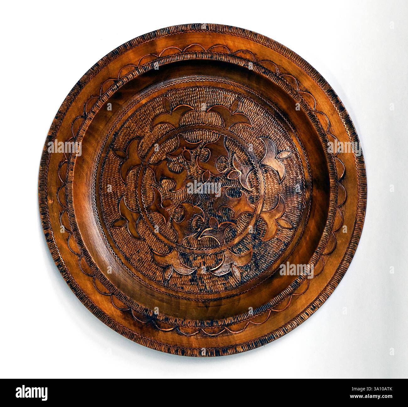 Piatto in legno Talerz intagliato a mano polacco vintage decorato con inserti in rame Foto Stock